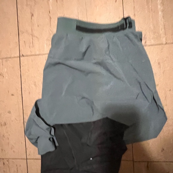 Lululemon Lightweight Lined Run Shorts 4” - Picture 2 of 3